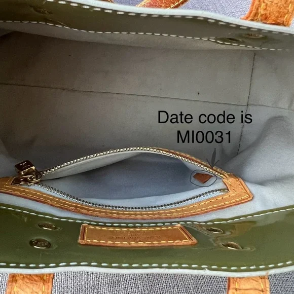 RESERVED LOUIS VUITTON Vernis Reade PM Perle
Monogram Patent Leather Tote - Picture 4 of 9